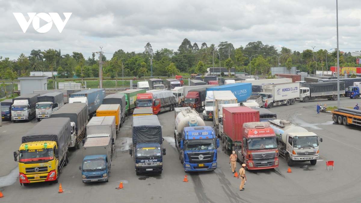 Xe tải, xe container vẫn xếp hàng dài do vướng quy định của Cần Thơ